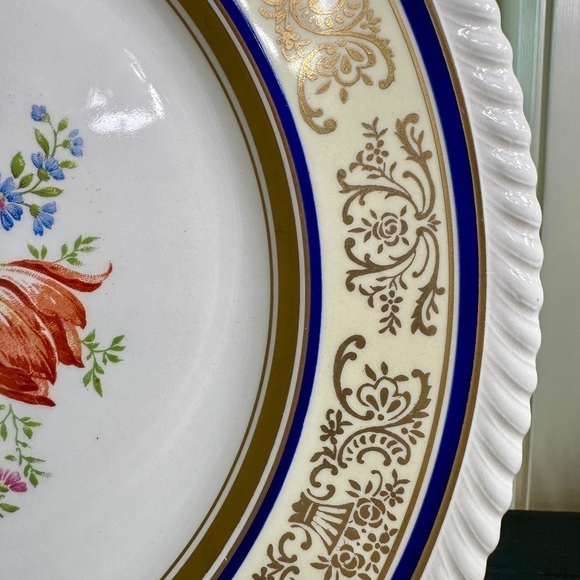 VINTAGE JOHNSON BROS. 10 3/4” DINNER PLATE. OLD ENGLISH LINE, CHADWELL PATTERN. - Picture 4 of 6